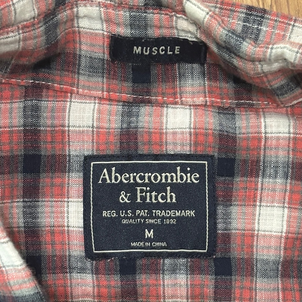 Abercrombie & Fitch Men’s Red Blue Plaid Muscle Fit Button-Down Shirt – Size M - Picture 4 of 6
